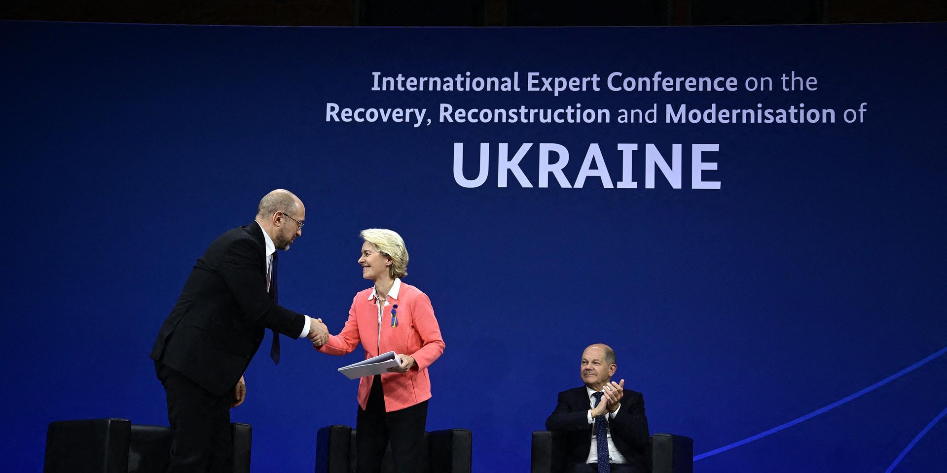 Президент Европейской комиссии Урсула фон дер Ляйен пожимает руку премьер-министру Украины Денису Шмыгалю на конференции в Берлине, Германия, 25 октября 2022 года - ИноСМИ, 1920, 27.10.2022