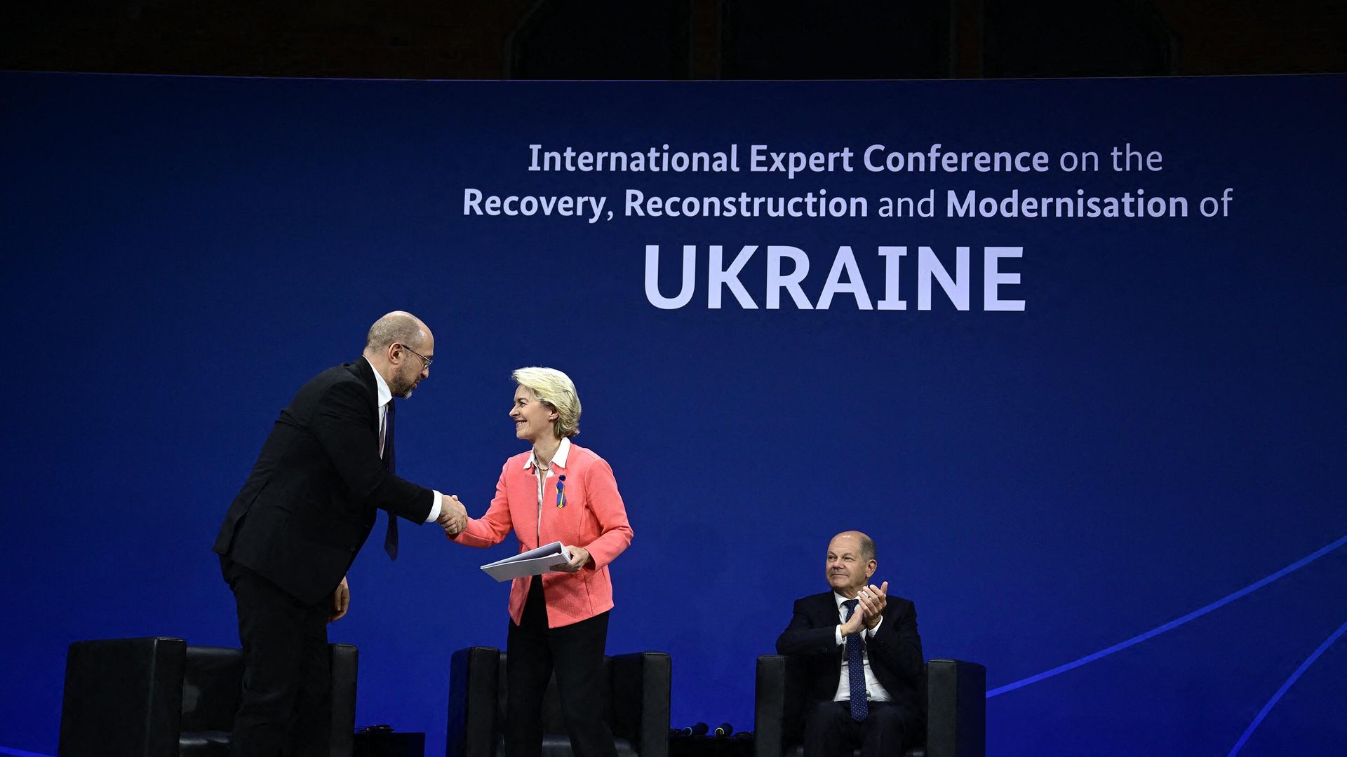 Президент Европейской комиссии Урсула фон дер Ляйен пожимает руку премьер-министру Украины Денису Шмыгалю на конференции в Берлине, Германия, 25 октября 2022 года - ИноСМИ, 1920, 27.10.2022