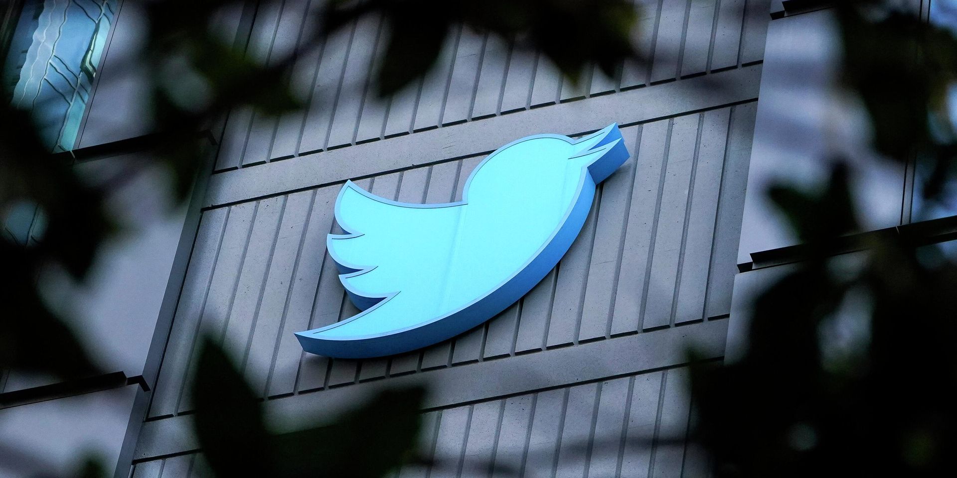 Логотип Twitter возле штаб-квартиры компании в Сан-Франциско - ИноСМИ, 1920, 28.10.2022