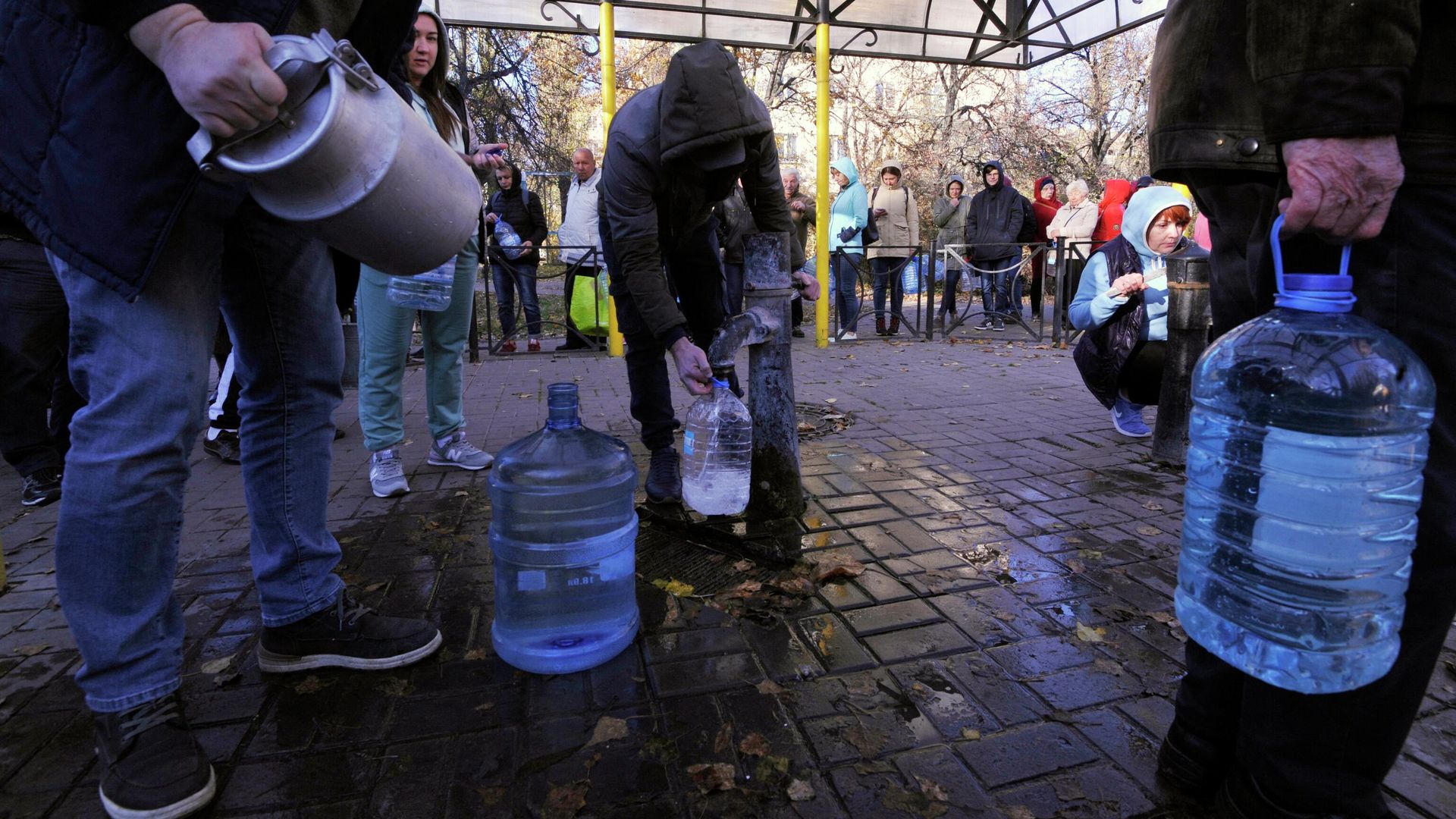 Местные жители стоят в очереди за водой в Киеве, 31 октября 2022 года - ИноСМИ, 1920, 09.11.2022