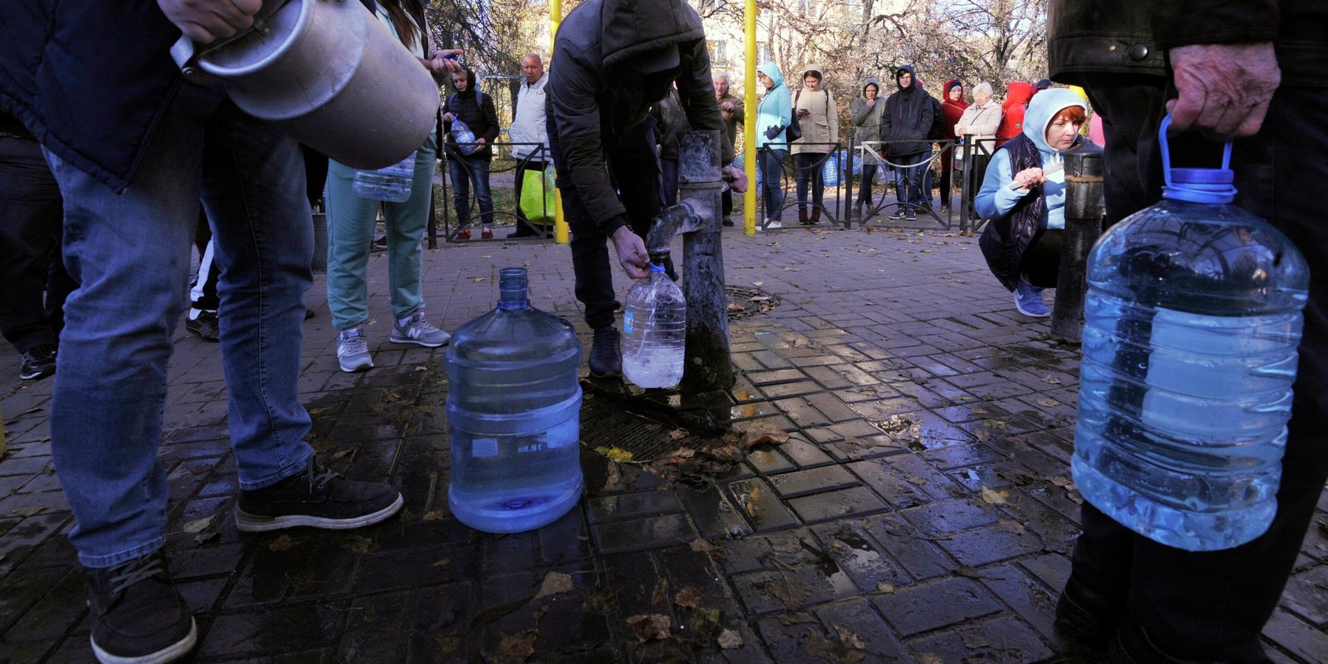 Местные жители стоят в очереди за водой в Киеве, 31 октября 2022 года - ИноСМИ, 1920, 09.11.2022
