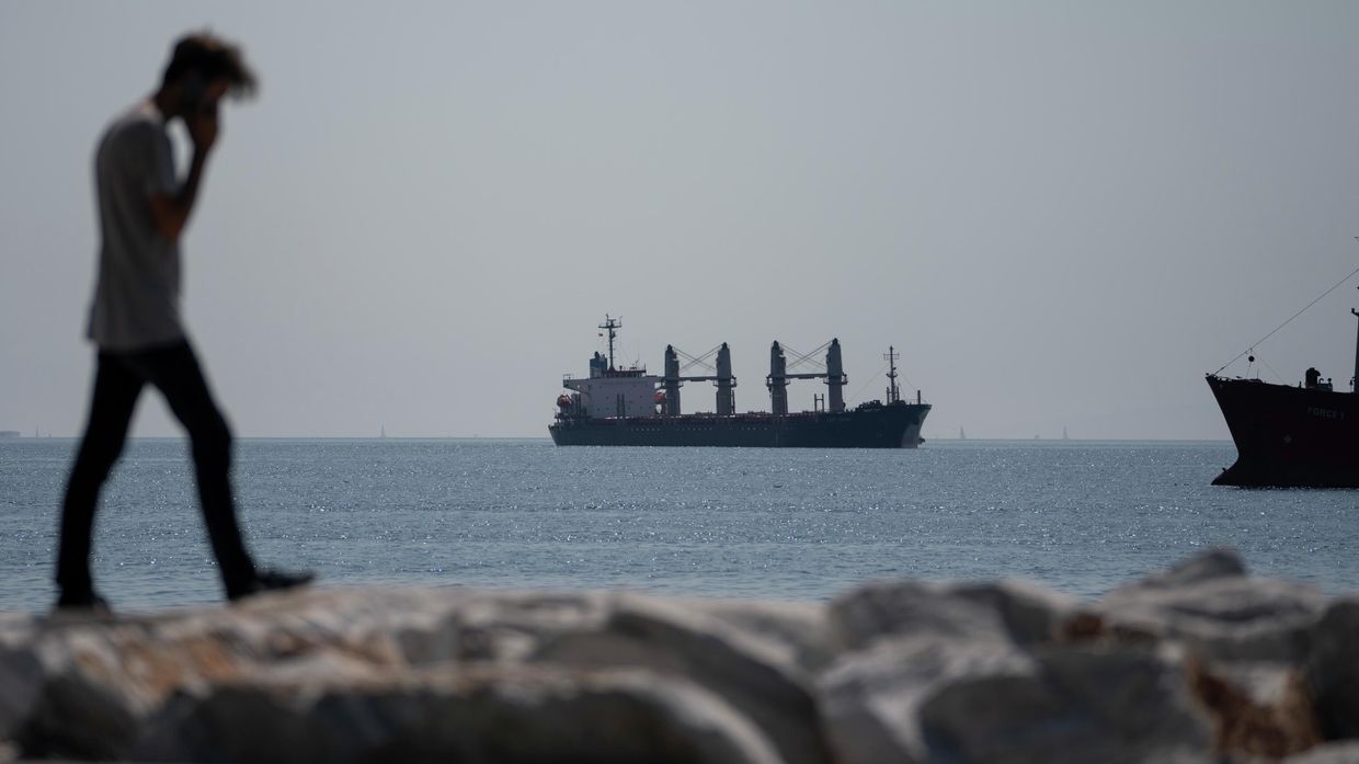 Грузовое судно в Мраморном море в Стамбуле, Турция