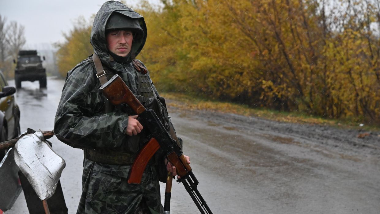 Военнослужащие Народной милиции ЛНР во время несения службы в Харьковской области