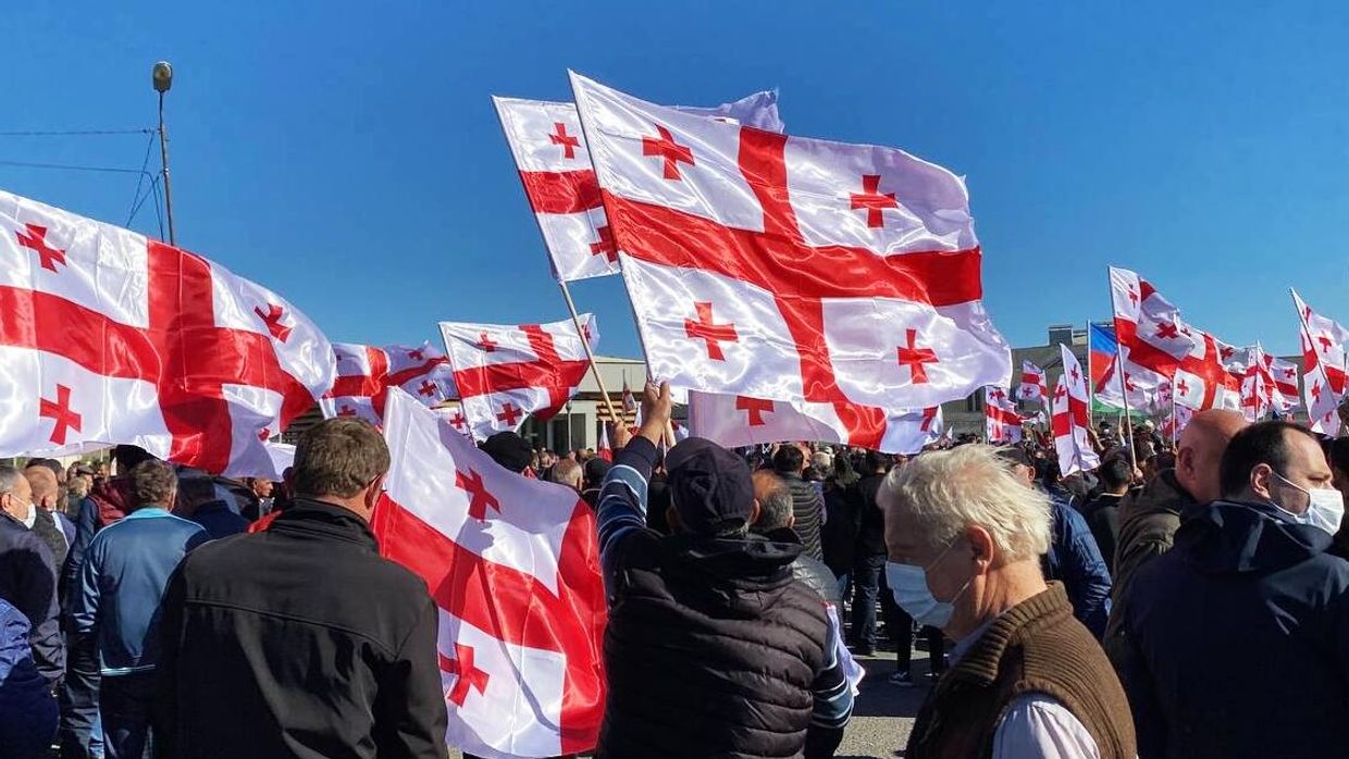 Участники митинга за освобождение арестованного бывшего президента Грузии Михаила Саакашвили у здания тюрьмы в Рустави