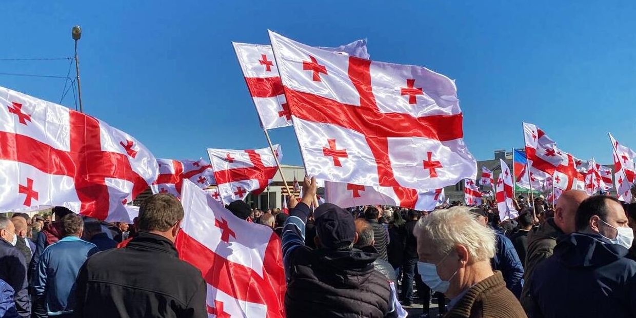 Участники митинга за освобождение арестованного бывшего президента Грузии Михаила Саакашвили у здания тюрьмы в Рустави