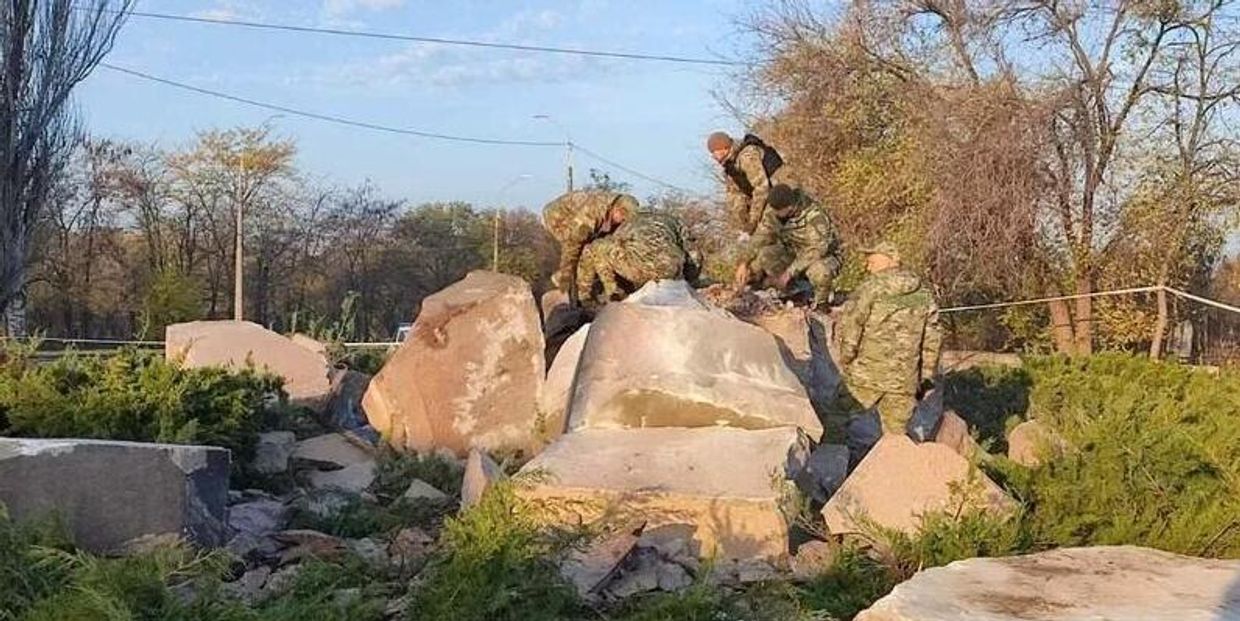 В Николаеве взорвали обелиск Родина-мать