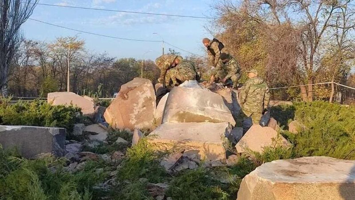 В Николаеве взорвали обелиск Родина-мать