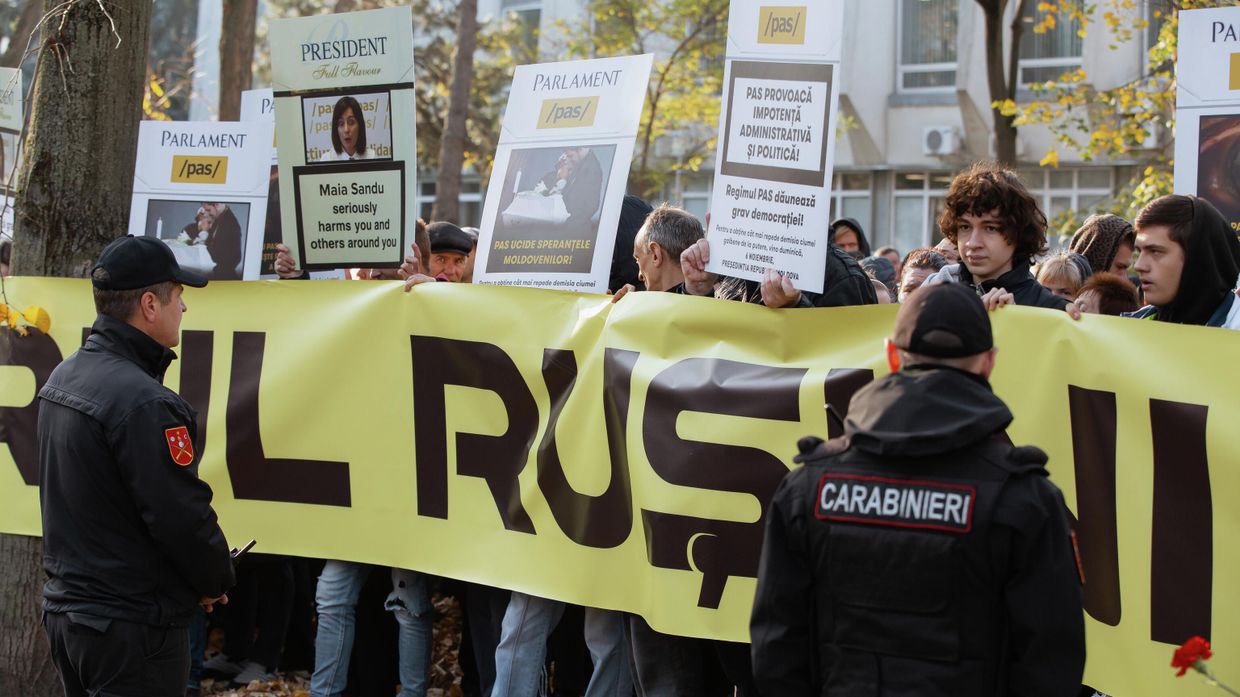 Протестующие организовали коридор позора для депутатов в Кишиневе Протестующие организовали коридор позора для депутатов в Кишиневе