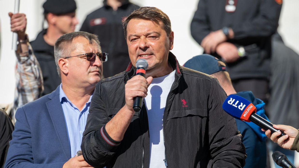 Молдавский депутат Константин Старыш выступает на антиправительственной протестной акции у здания администрации президента Молдавии в Кишиневе