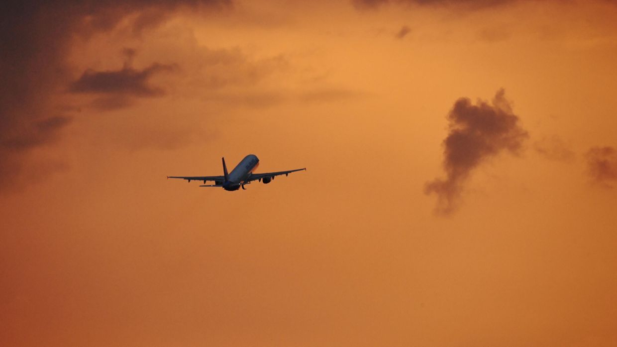 Самолет Airbus A320-214 авиакомпании Ural Airlines в небе над аэропортом Домодедово