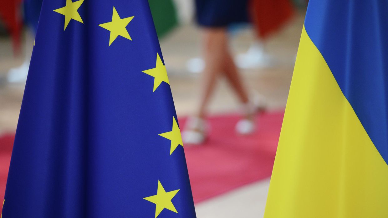 Флаги Украины и ЕС