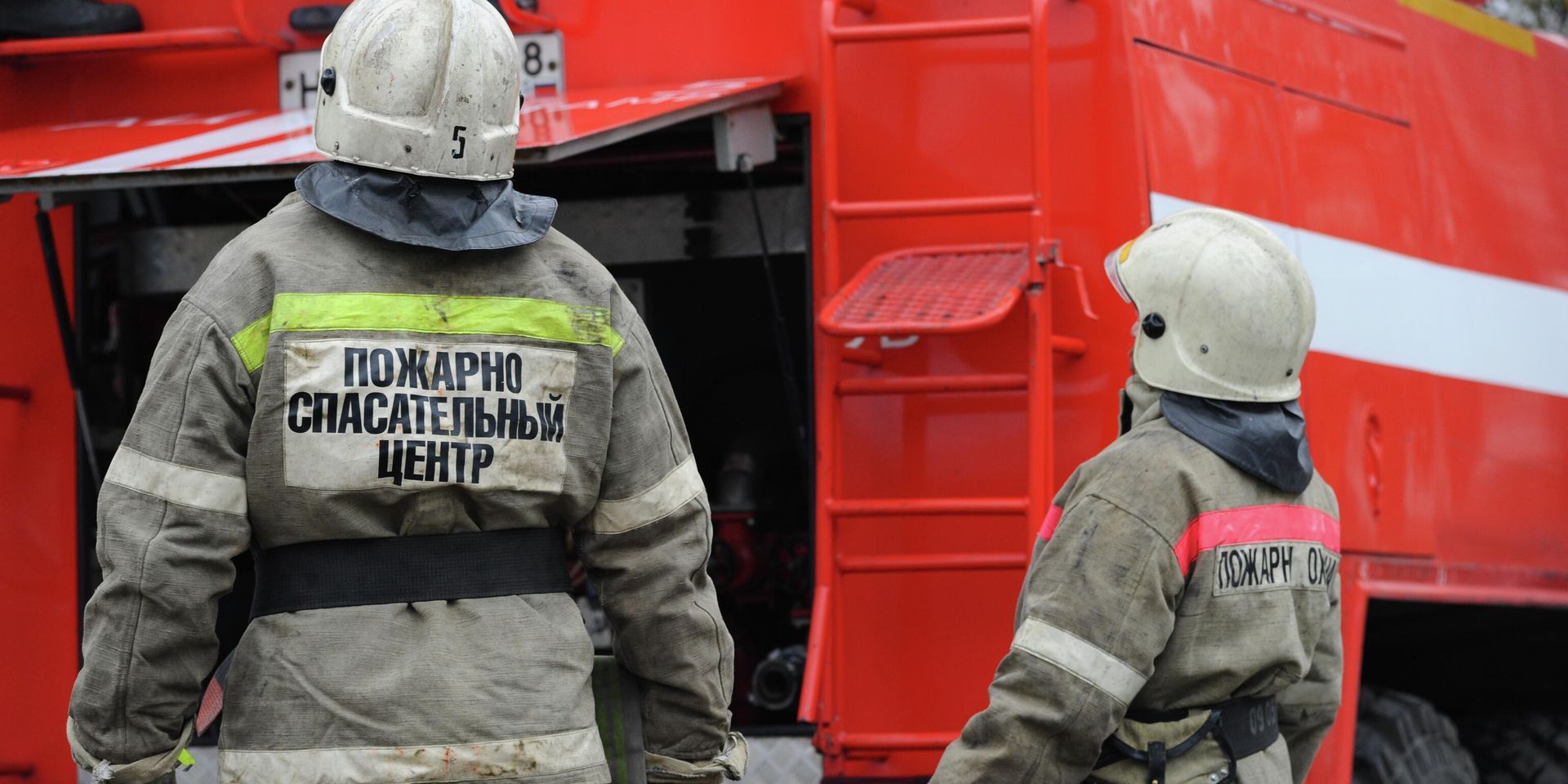 Работники пожарной охраны Пожарно-спасательного центра Тамбовской области на фоне пожарного автомобиля. - ИноСМИ, 1920, 11.03.2023