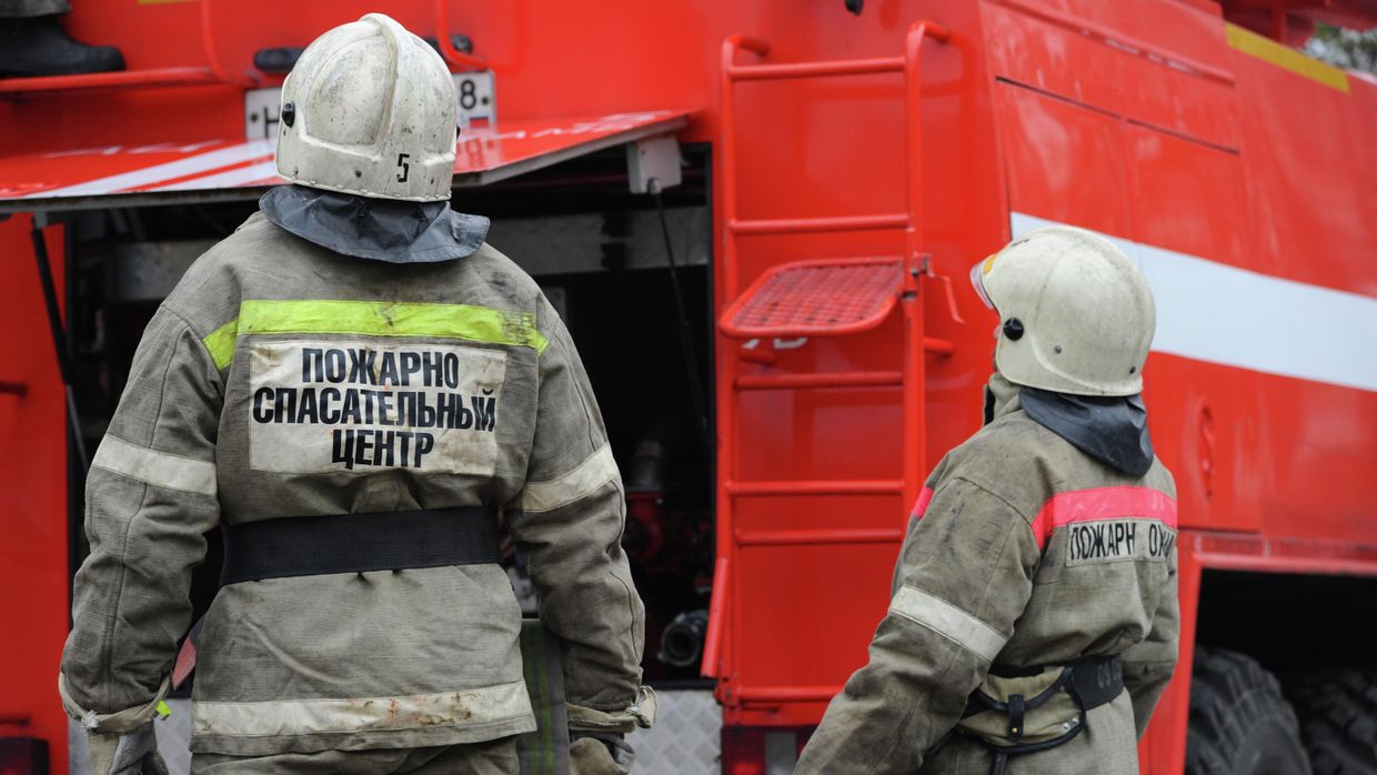 Работники пожарной охраны Пожарно-спасательного центра Тамбовской области на фоне пожарного автомобиля.