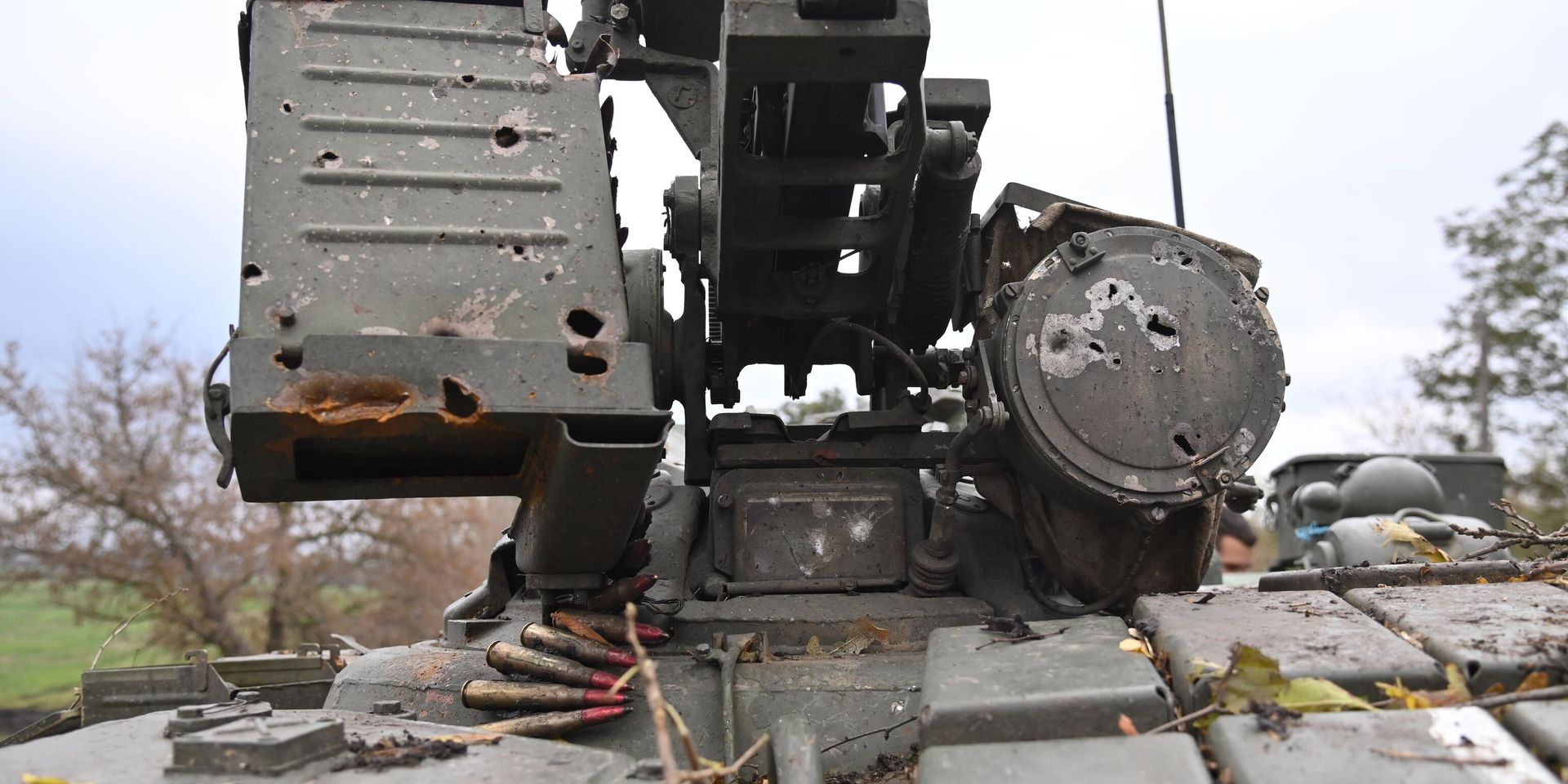 Погрузка боевых машин для отправки в ремонт - ИноСМИ, 1920, 07.11.2022