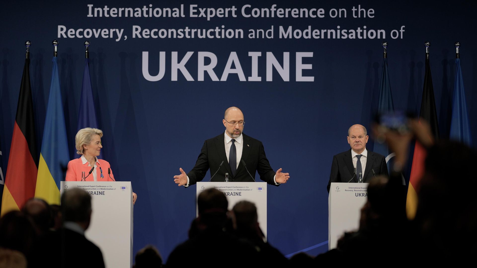 Президент Европейской комиссии Урсула фон дер Ляйен, премьер-министр Украины Денис Шмыгаль и канцлер Германии Олаф Шольц во время конференции в Берлине, Германия. 25 октября 2022 года. - ИноСМИ, 1920, 11.04.2025