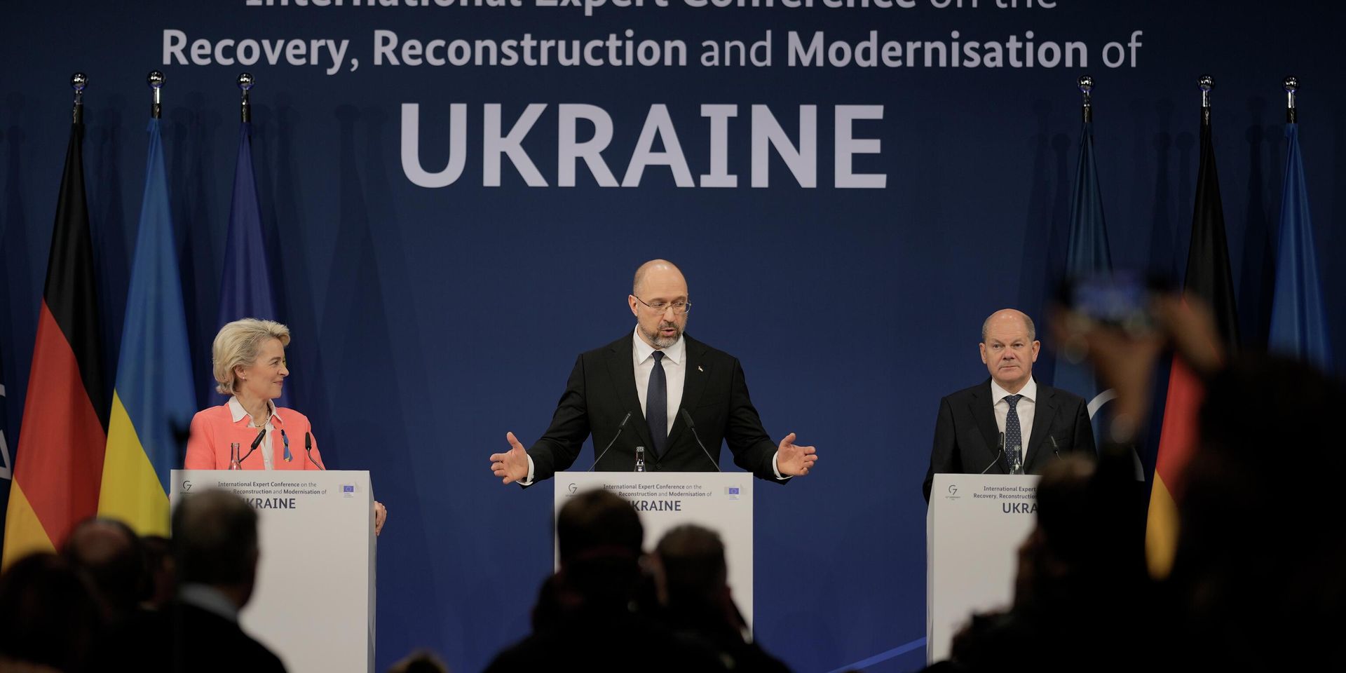 Президент Европейской комиссии Урсула фон дер Ляйен, премьер-министр Украины Денис Шмыгаль и канцлер Германии Олаф Шольц во время конференции в Берлине, Германия. 25 октября 2022 года. - ИноСМИ, 1920, 11.04.2025