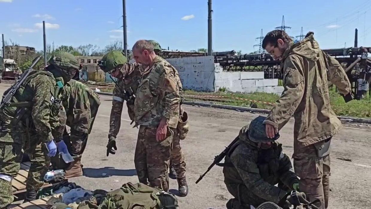 Сдача в плен последней группы украинских боевиков с Азовстали