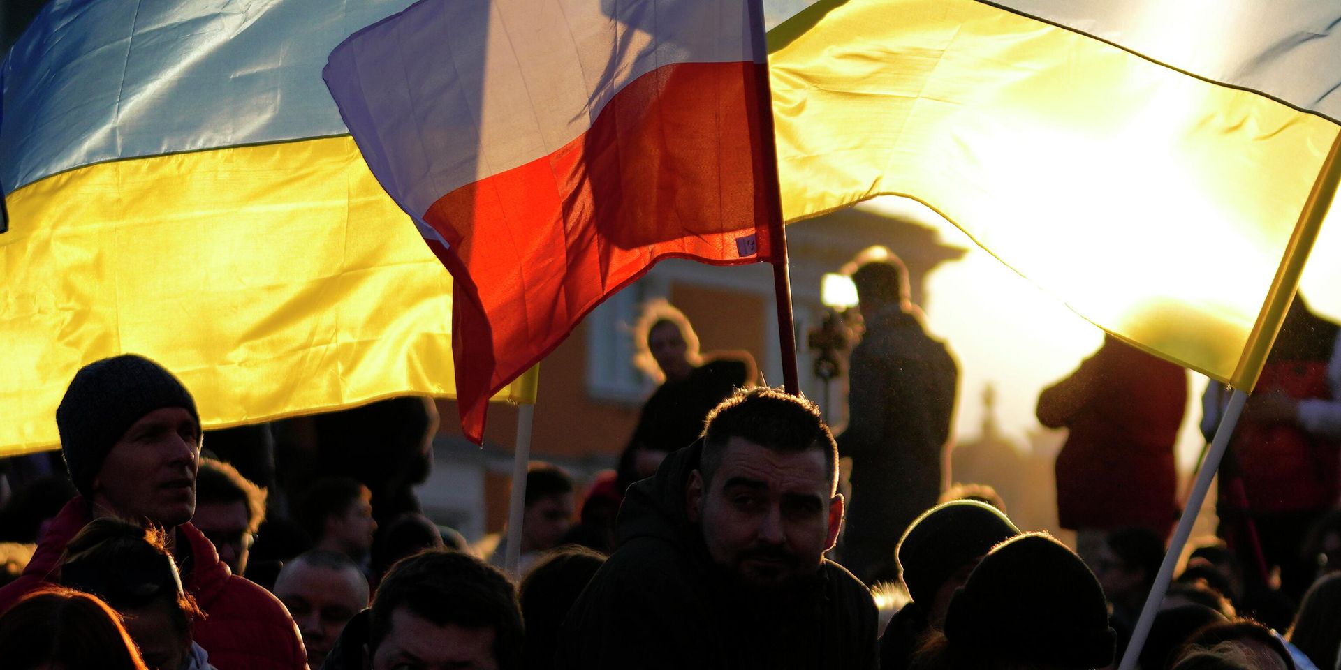 Демонстранты с флагами Польши и Украины в Варшаве - ИноСМИ, 1920, 05.03.2023