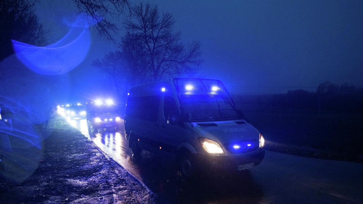 Сотрудники полиции возле зернового склада в населенном пункте Пшеводув, Польша