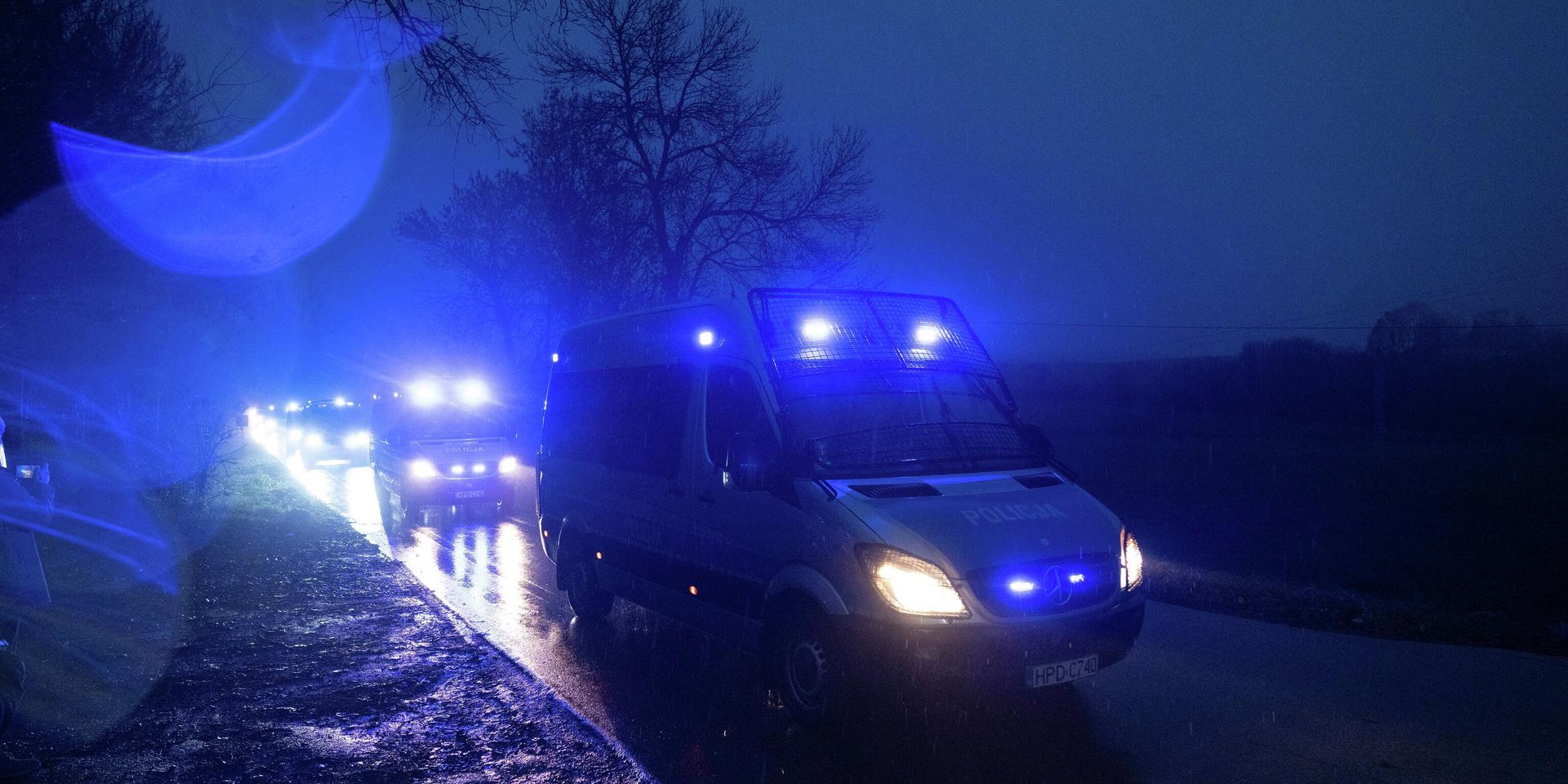 Сотрудники полиции возле зернового склада в населенном пункте Пшеводув, Польша - ИноСМИ, 1920, 17.11.2022
