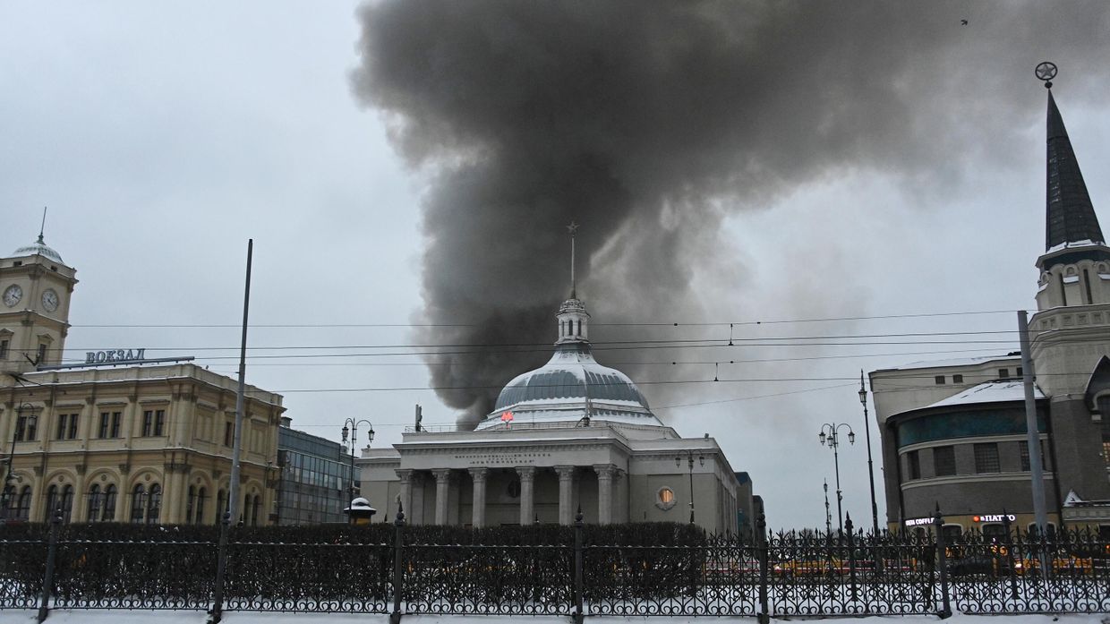 Пожар в районе Комсомольской площади в Москве 