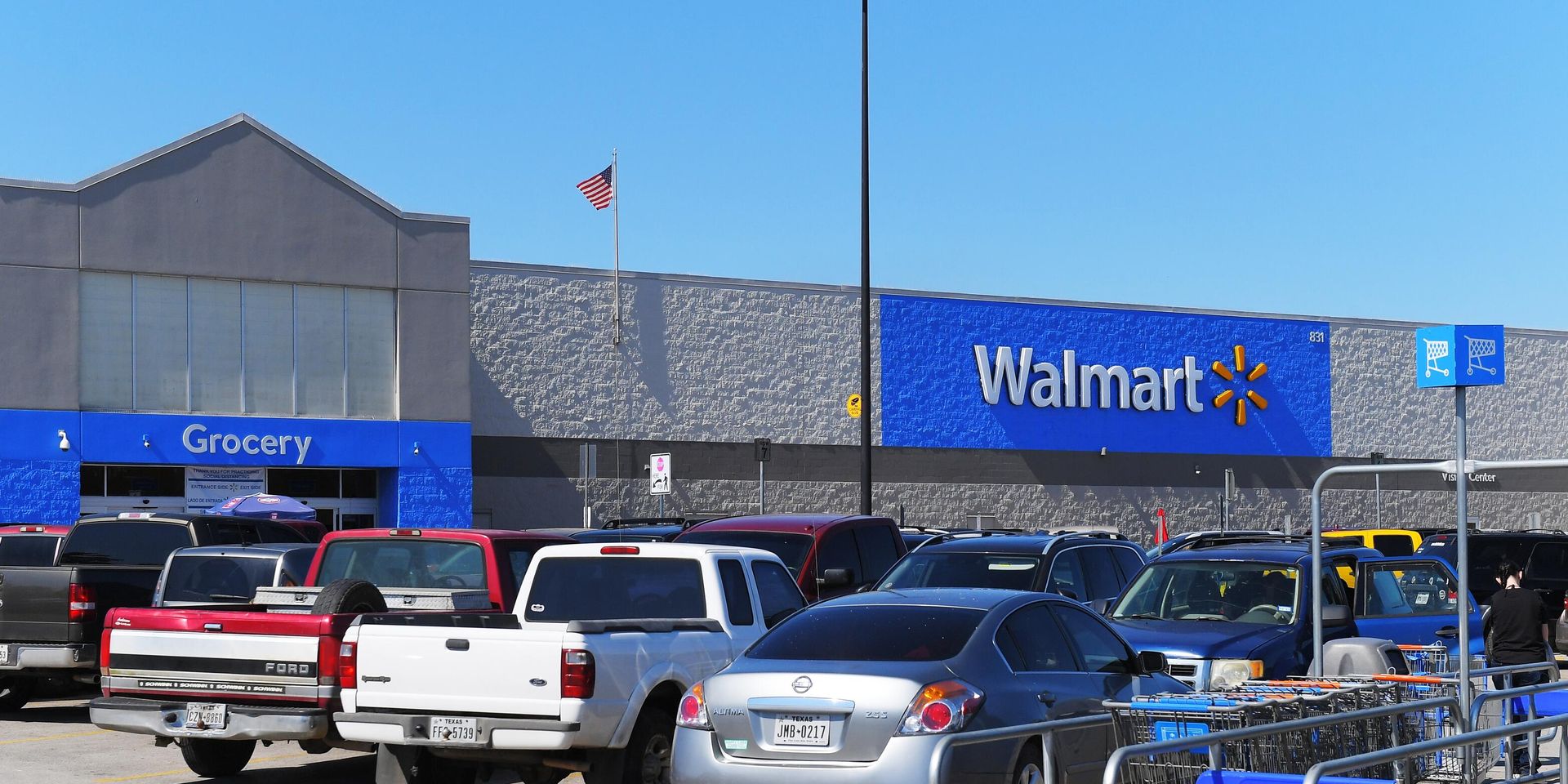 Машины на парковке у супермаркета Walmart в Хьюстоне, штат Техас. - ИноСМИ, 1920, 23.11.2022