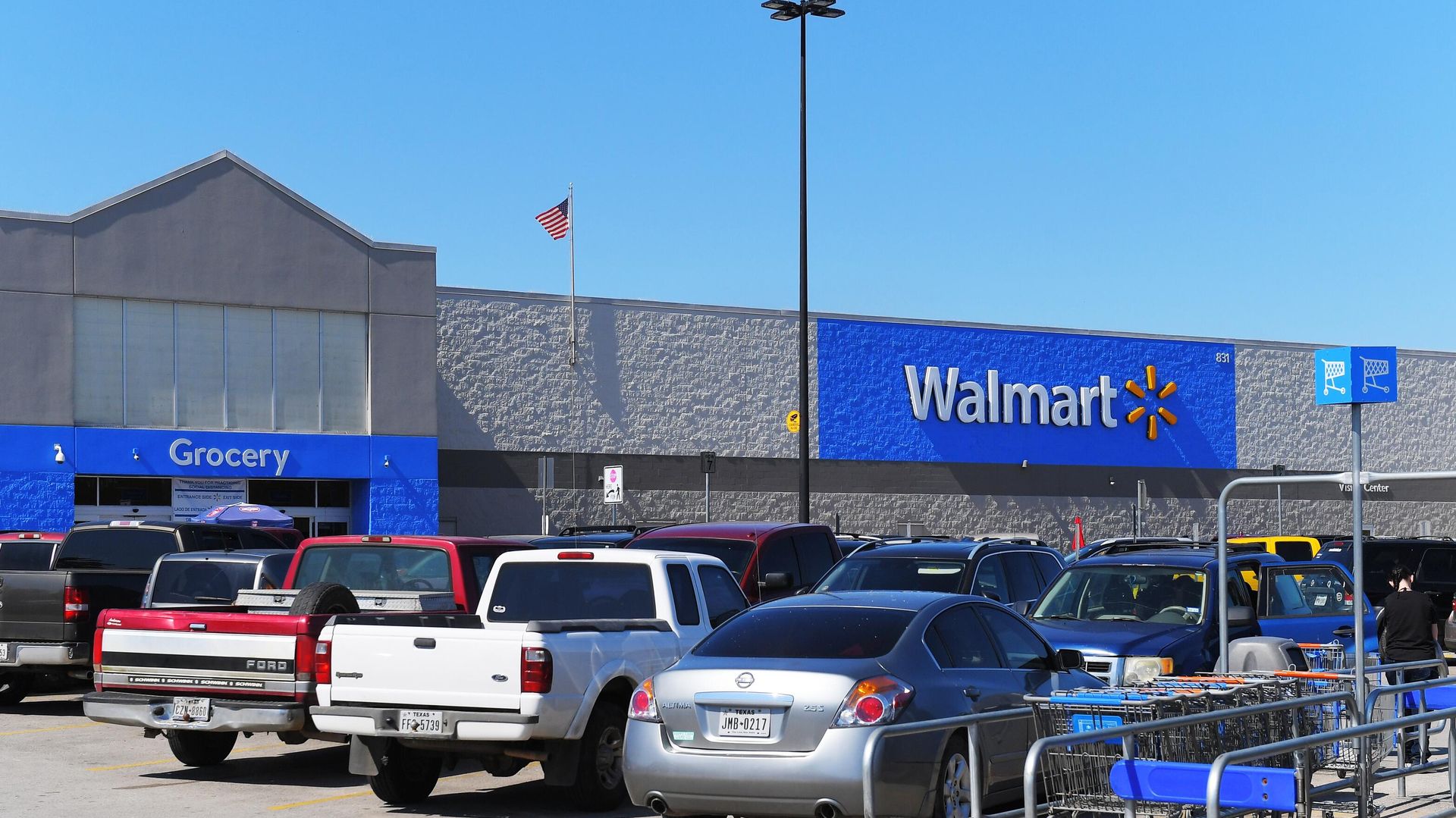 Машины на парковке у супермаркета Walmart в Хьюстоне, штат Техас. - ИноСМИ, 1920, 23.11.2022