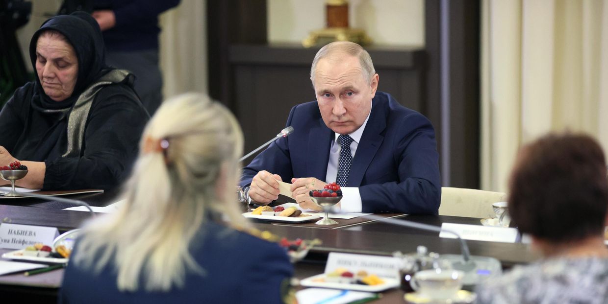 Президент РФ В. Путин встретился с матерями военнослужащих - участников СВО