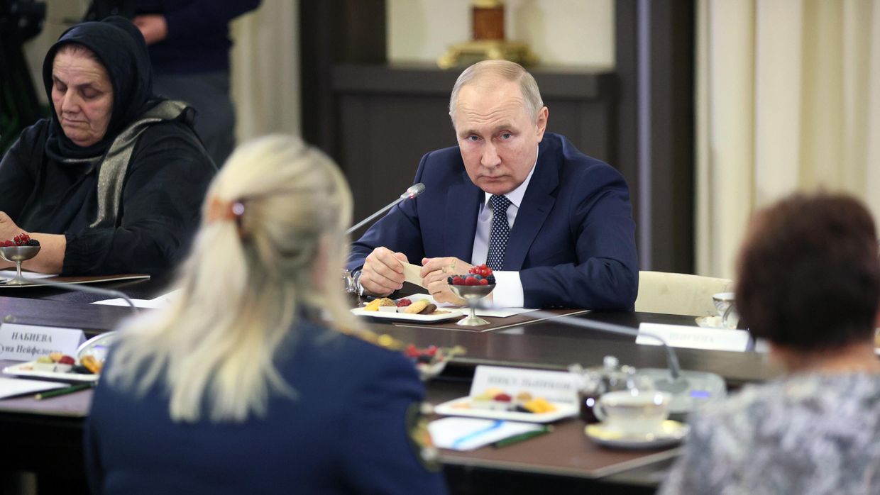 Президент РФ В. Путин встретился с матерями военнослужащих - участников СВО