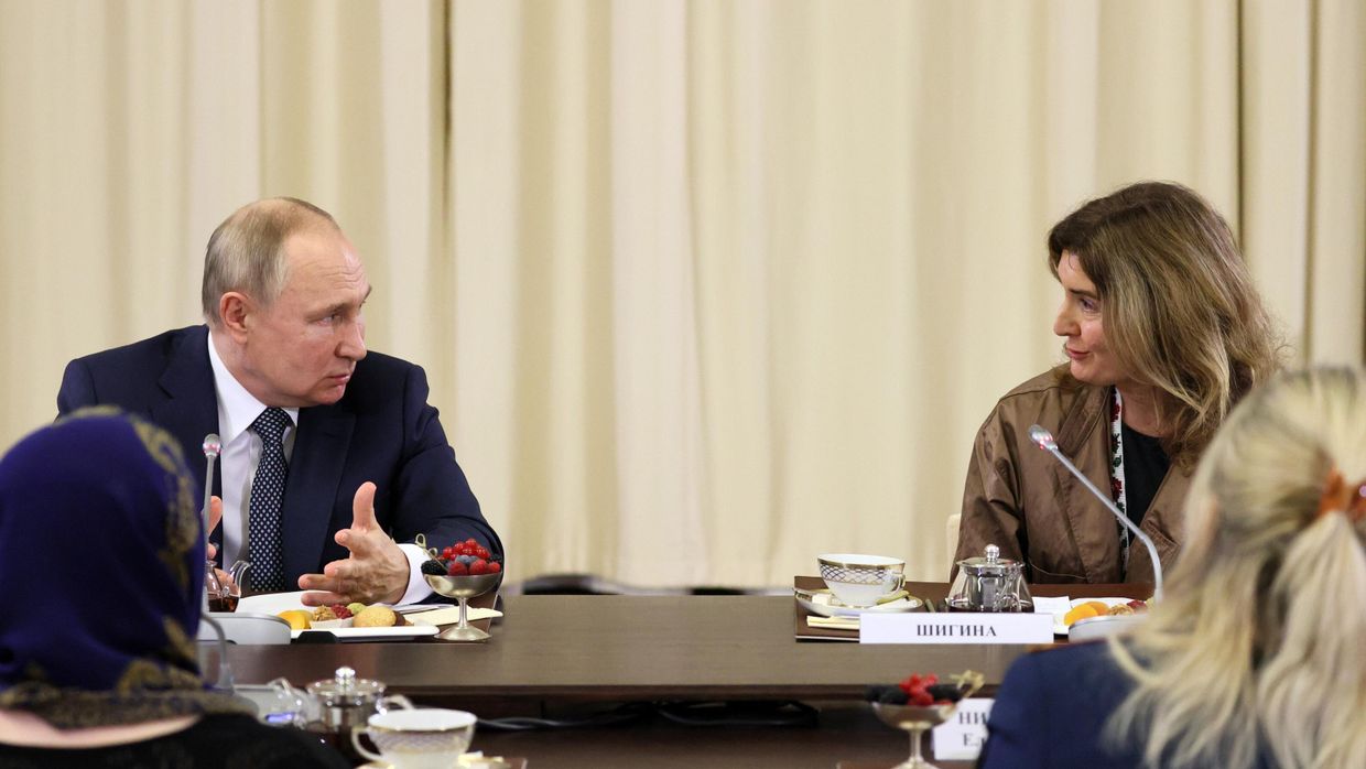 Президент РФ В. Путин встретился с матерями военнослужащих - участников СВО