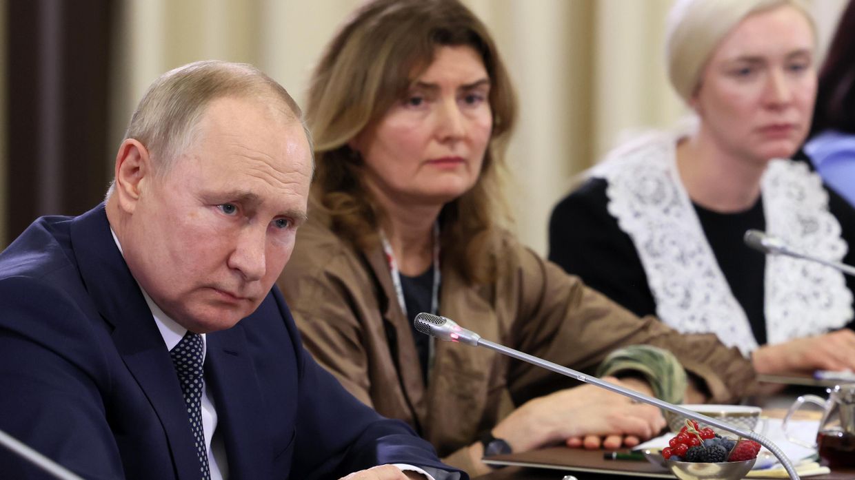 Президент РФ В. Путин встретился с матерями военнослужащих - участников СВО