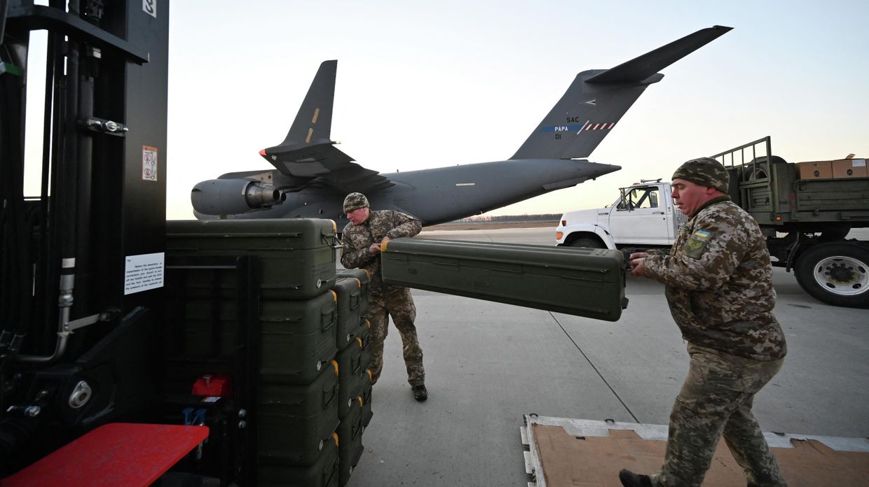 Разгрузка американских ракетных комплексов Stinger в аэропорту Борисполь в Киеве. Архивная фотография