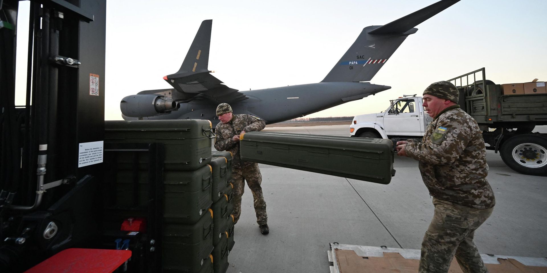 Разгрузка американских ракетных комплексов Stinger в аэропорту Борисполь в Киеве. Архивная фотография - ИноСМИ, 1920, 28.11.2022
