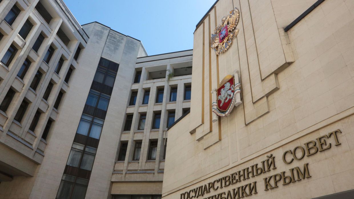 Государственный герб России установили на здании парламента Крыма