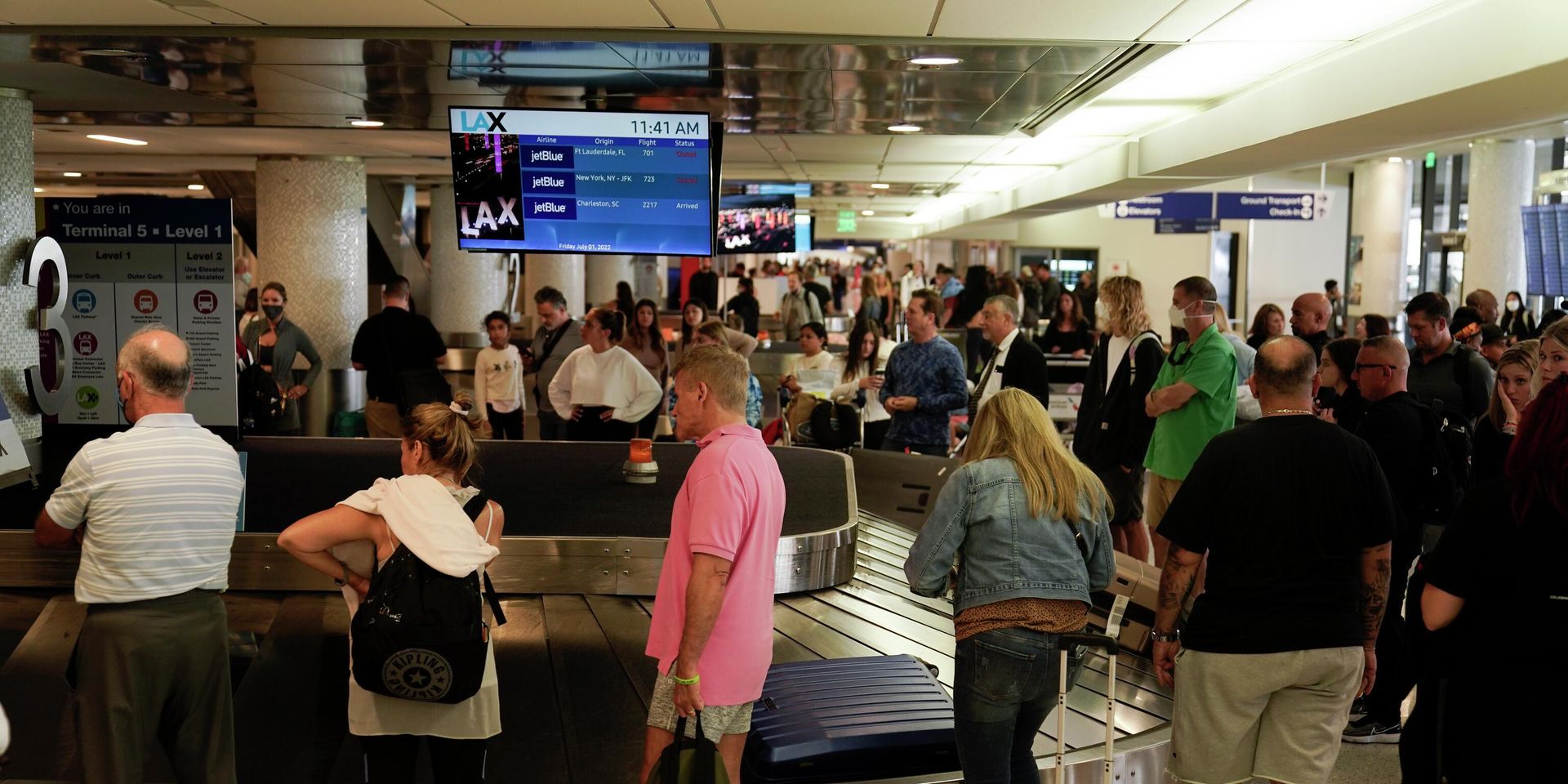 Зона выдачи багажа в аэропорту - ИноСМИ, 1920, 29.11.2022
