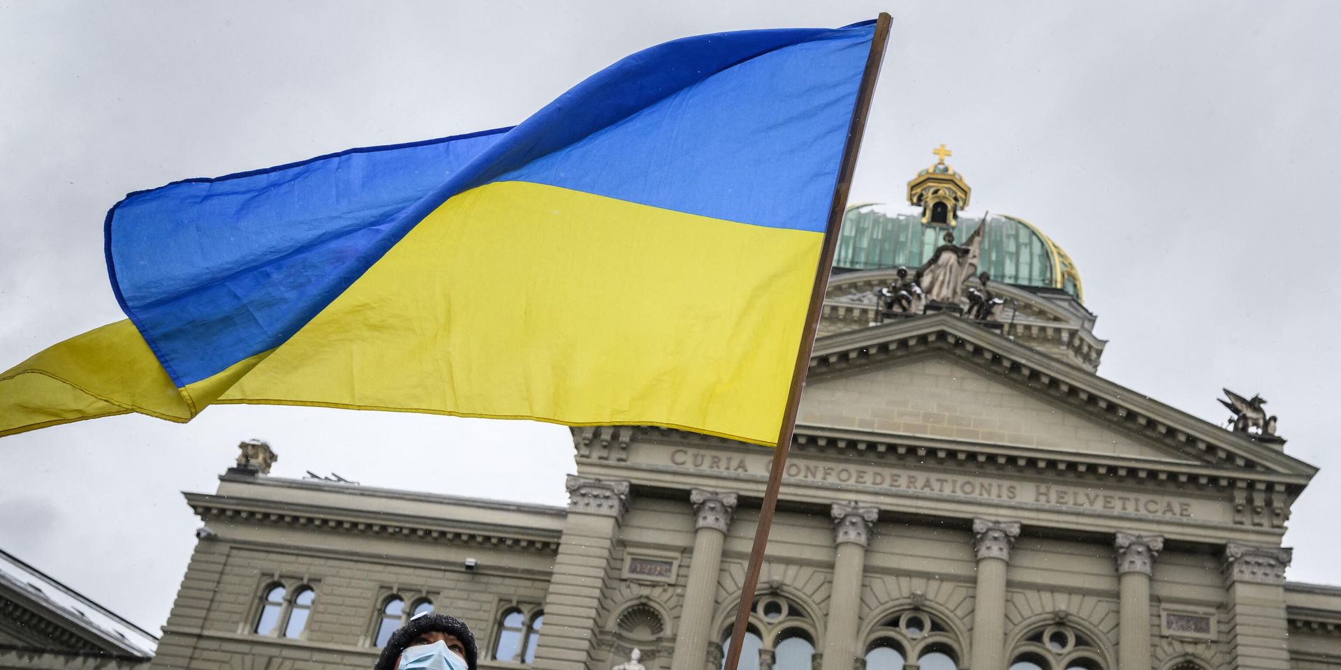Мужчина размахивает украинским флагом перед зданием парламента Швейцарии в Берне - ИноСМИ, 1920, 29.11.2022