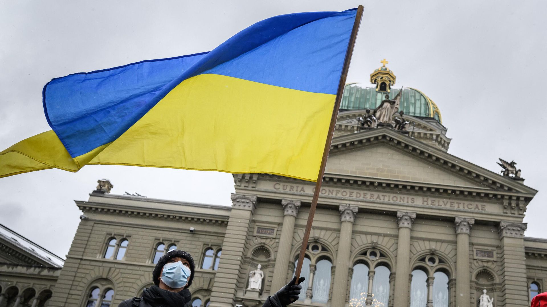 Мужчина размахивает украинским флагом перед зданием парламента Швейцарии в Берне - ИноСМИ, 1920, 29.11.2022
