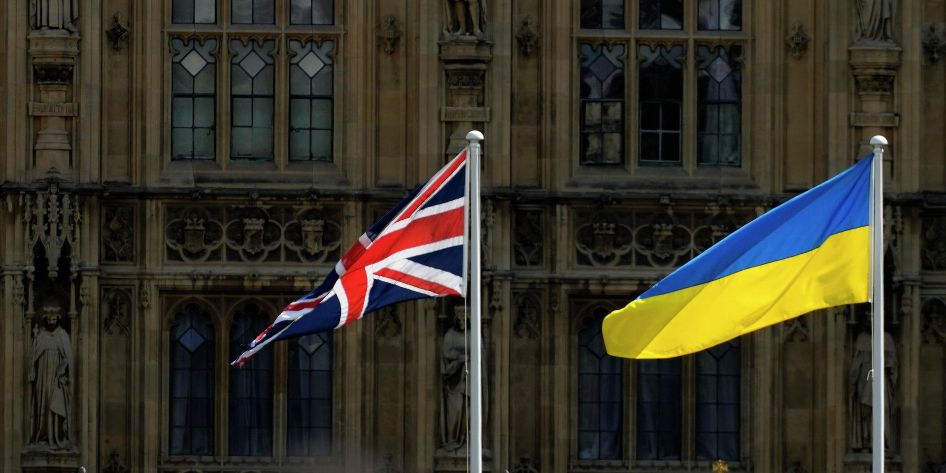 Флаги Великобритании и Украины на фоне Вестминстерского дворца в Лондоне - ИноСМИ, 1920, 27.01.2025