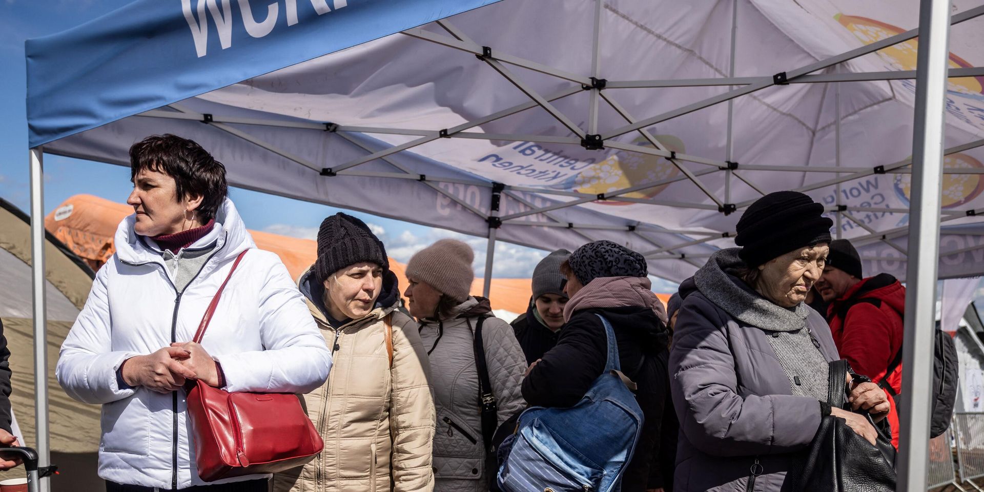 Беженцы из Украины а пограничном переходе в Медике, Польша. Архивная фотография - ИноСМИ, 1920, 01.12.2022