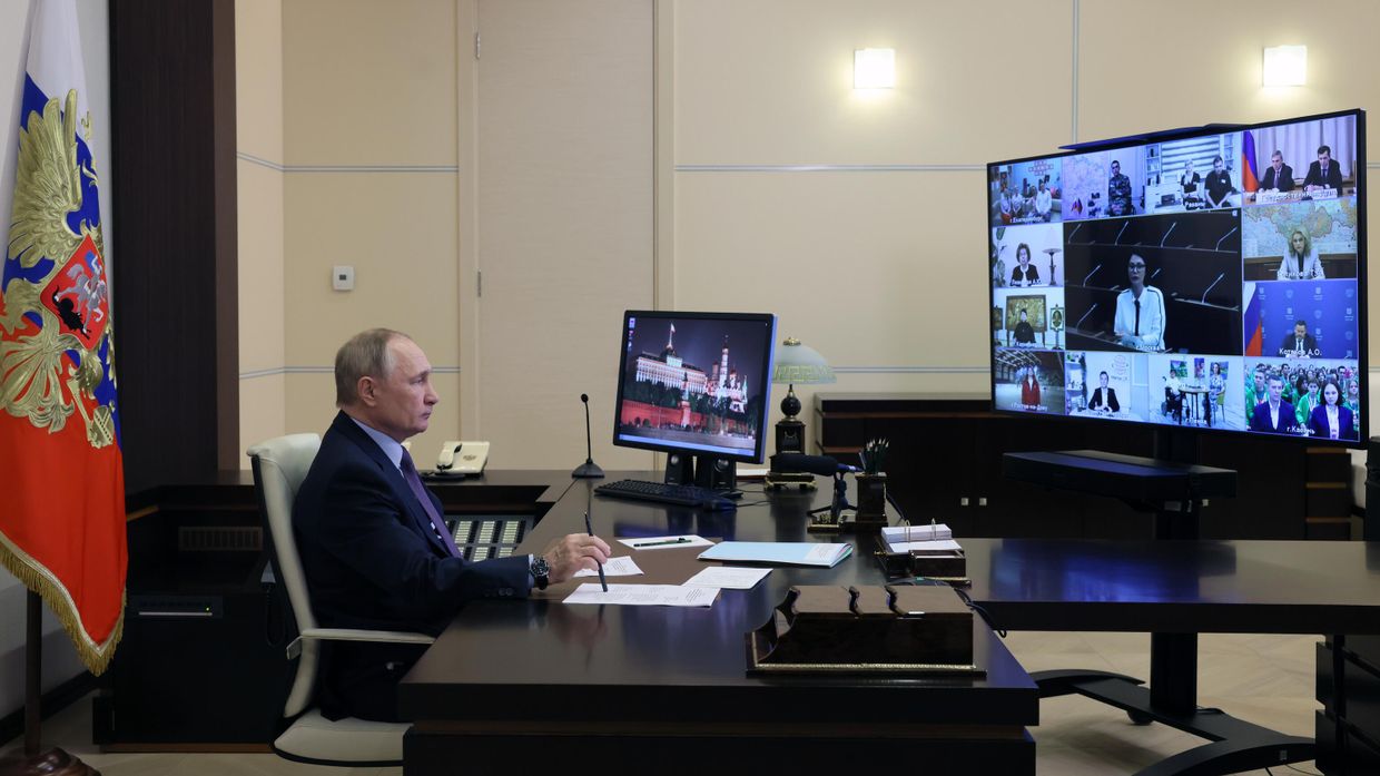 Президент РФ В. Путин встретился с встречу с инвалидами и представителями общественных организаций