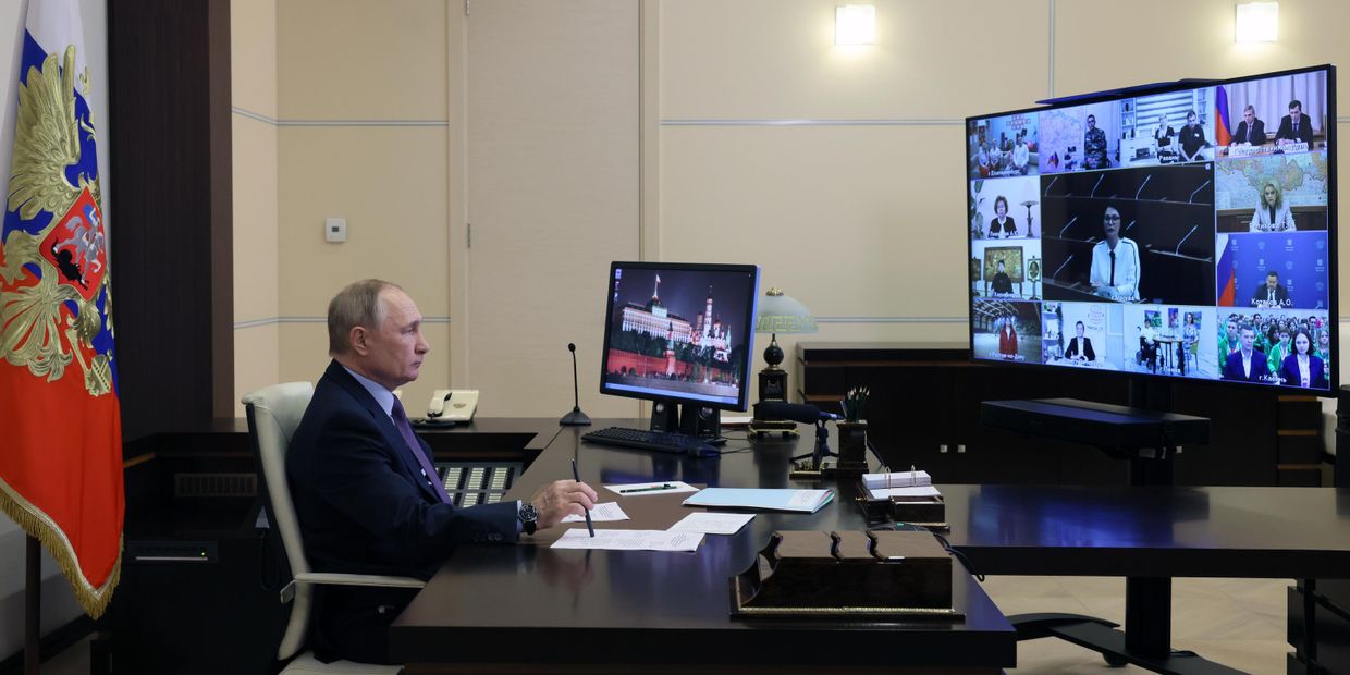 Президент РФ В. Путин встретился с встречу с инвалидами и представителями общественных организаций