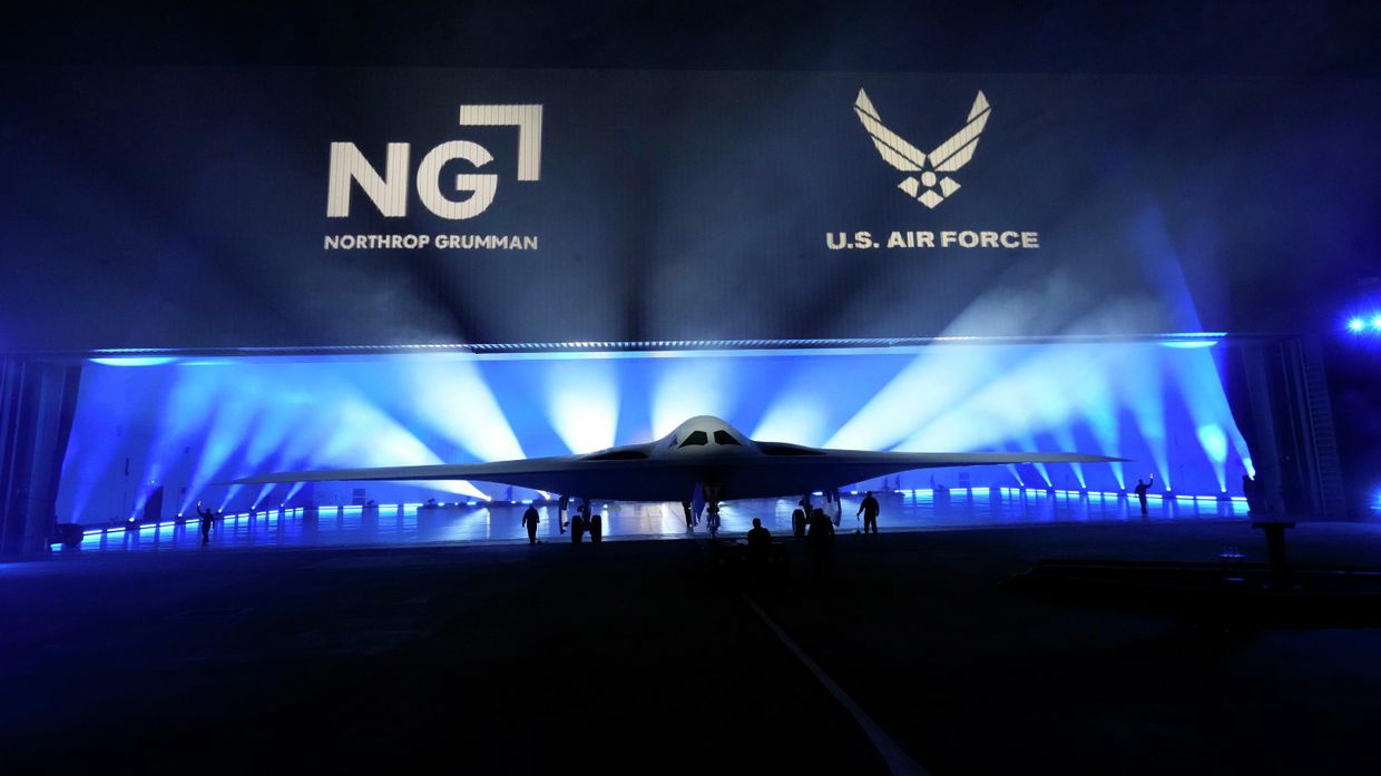 Бомбардировщик B-21 Raider во время презентации на заводе Northrop Grumman в Калифорнии, США