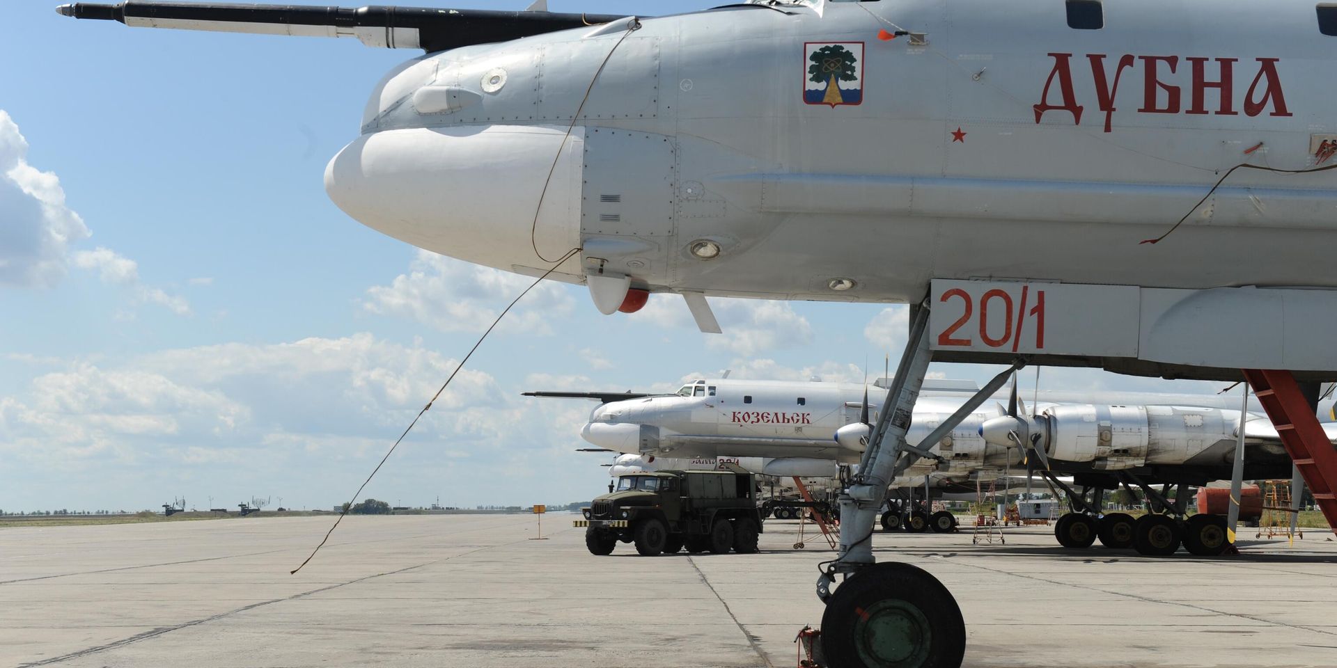 Стратегический бомбардировщик Ту-95МС на стоянке авиабазы ВВС России в городе Энгельсе Саратовской области. - ИноСМИ, 1920, 29.03.2025