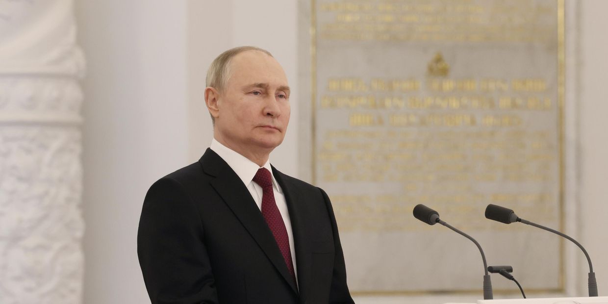 Президент РФ В. Путин вручил Героям России медали Золотая Звезда