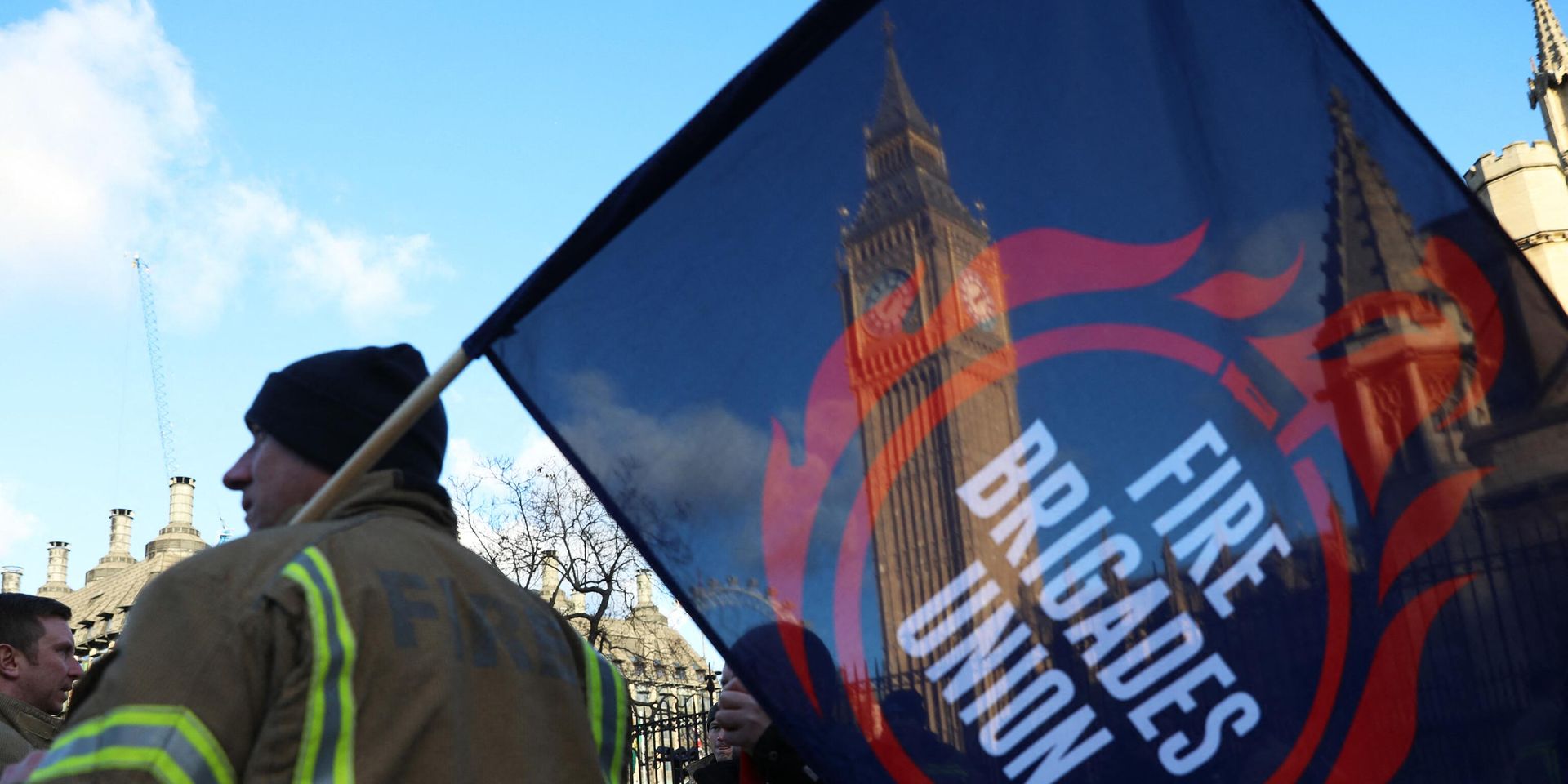Митинг пожарных у здания парламента в Лондоне, Великобритания. 6 декабря 2022 года - ИноСМИ, 1920, 09.12.2022