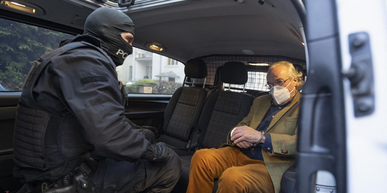 Задержание 71-летнего принца Генриха XIII после обыска в его доме во Франкфурте-на-Майне, западная Германия. 7 декабря 2022 года