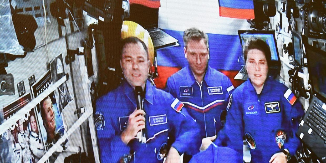 Члены основного экипажа, космонавты Роскосмоса Дмитрий Петелин, Сергей Прокопьев и Анна Кикина (слева направо) на экране в режиме видеоконференции на сессии Будь первым! Героями не рождаются. Интерактивная встреча с российскими космонавтами
