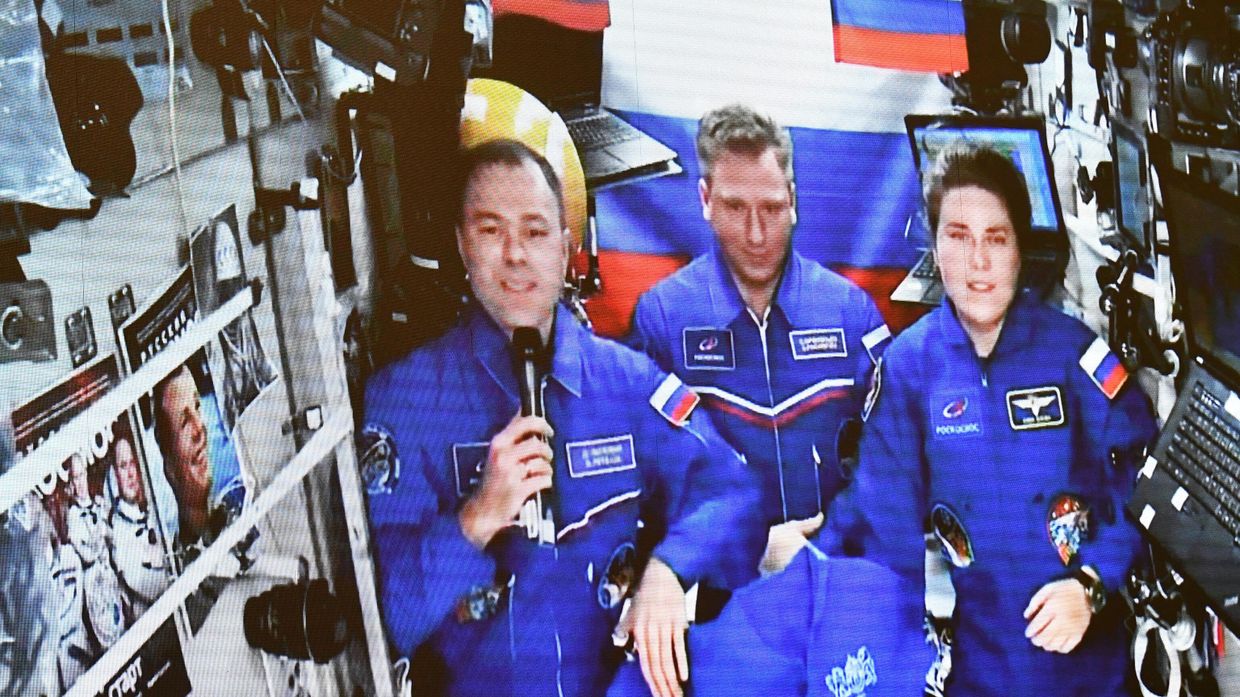 Члены основного экипажа, космонавты Роскосмоса Дмитрий Петелин, Сергей Прокопьев и Анна Кикина (слева направо) на экране в режиме видеоконференции на сессии Будь первым! Героями не рождаются. Интерактивная встреча с российскими космонавтами