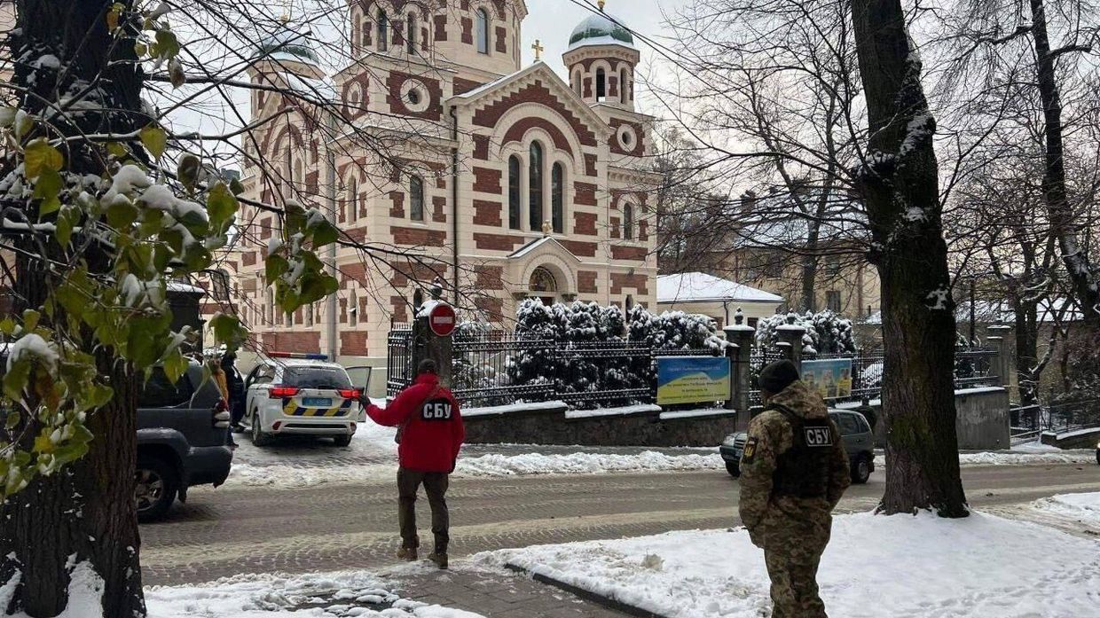 Сотрудники СБУ у Свято-Георгиевского кафедрального собора УПЦ МП во Львове