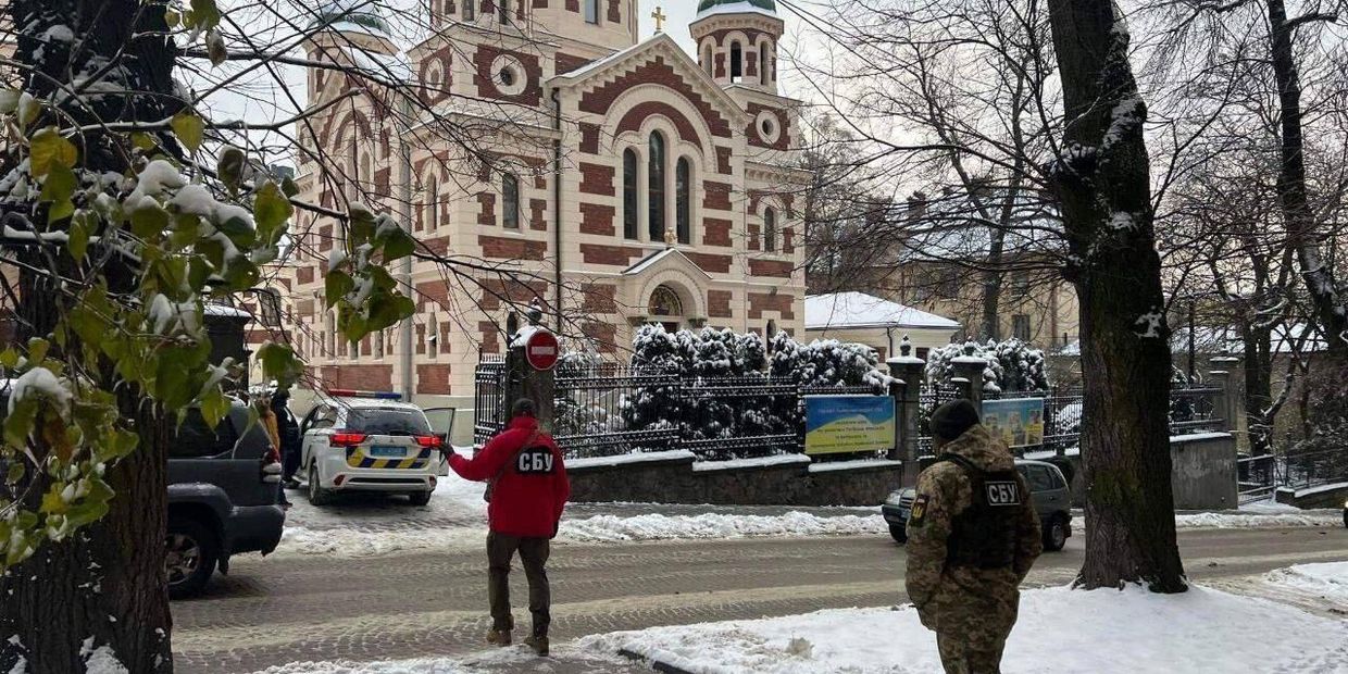 Сотрудники СБУ у Свято-Георгиевского кафедрального собора УПЦ МП во Львове